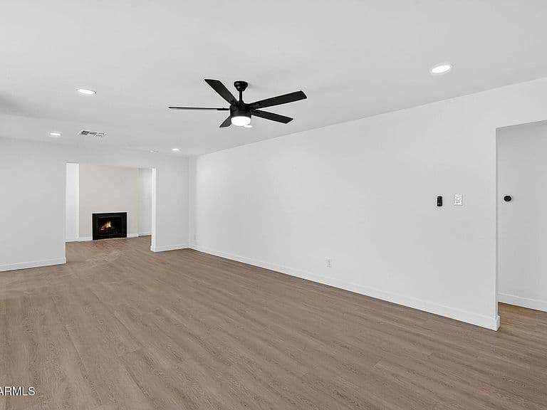 5724 N 13TH Place photo 4