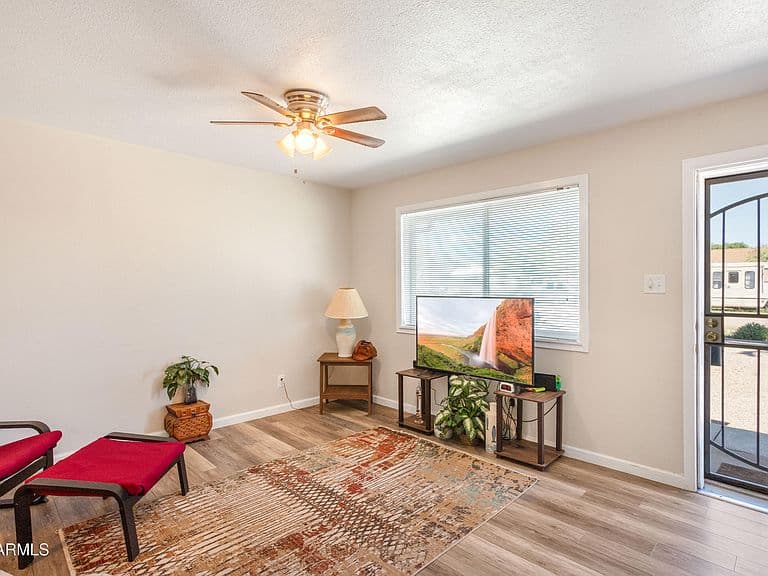 150 E OAK Street photo 3
