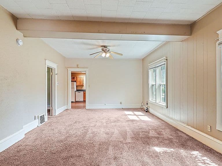 1104 Kelly Ave photo 2