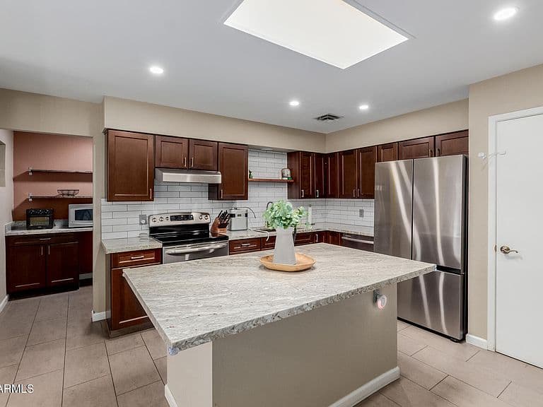 1041 E Garnet Ave photo 1