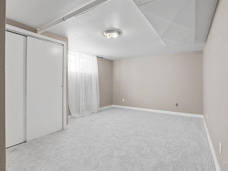 31 W 208 S photo 5