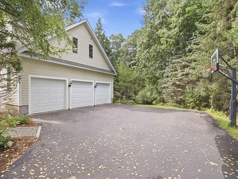 48 Colonel Daniels Drive photo 2