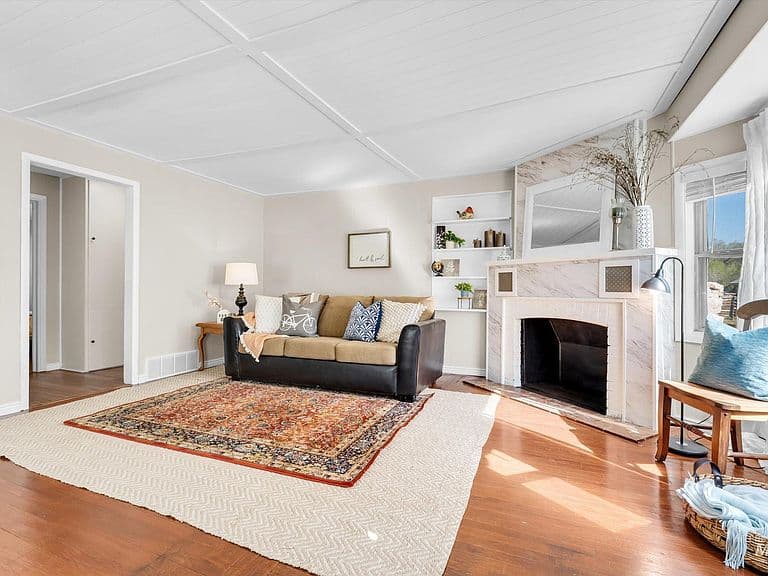 285 N Alton Ave photo 3