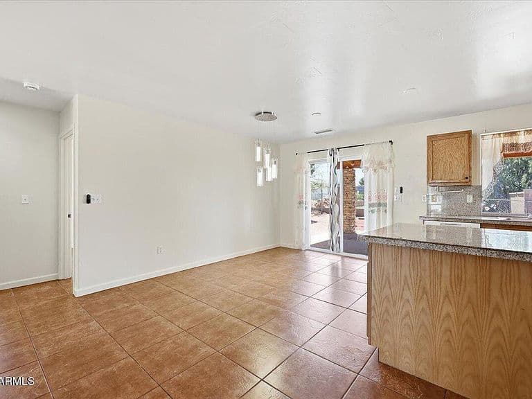 4735 E Valley Lane photo 5