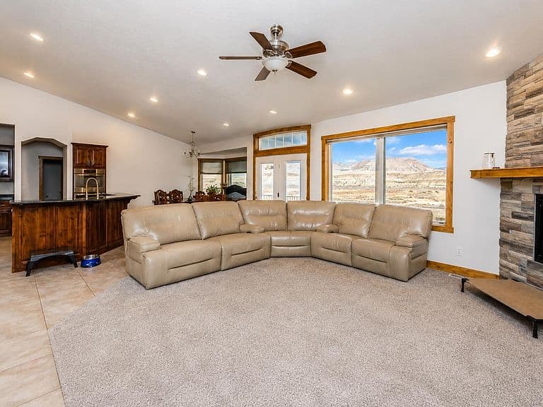 2340 Alexandra Cir photo 3
