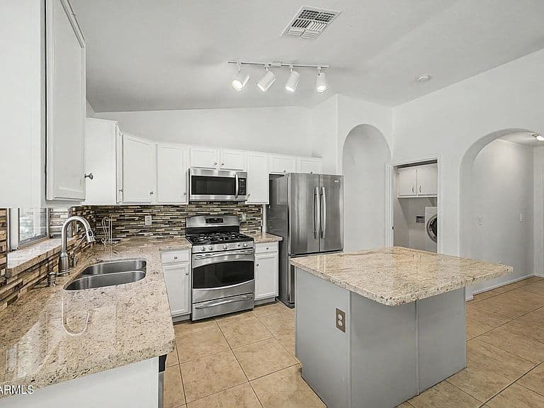 4207 E SANDY Way photo 2