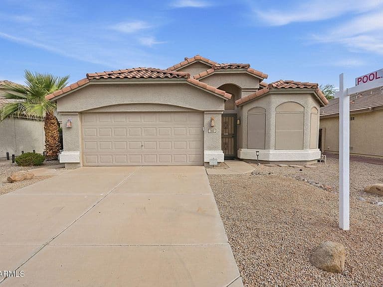 702 E KYLE Drive photo 1