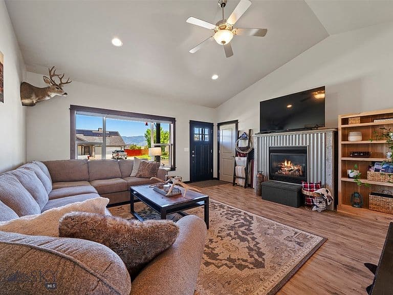 1507 Powers Blvd photo 4