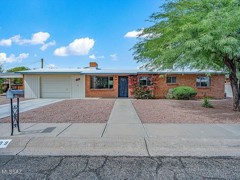 909 E El Caminito Pl photo 2