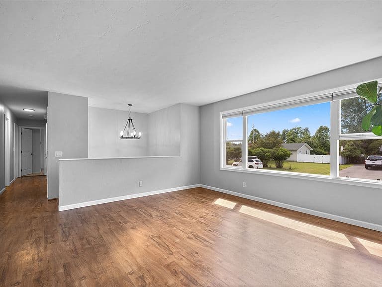 55 Lochness Ave photo 4