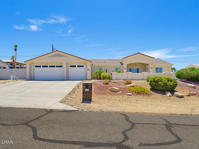 2830 Edgewood Dr photo 1