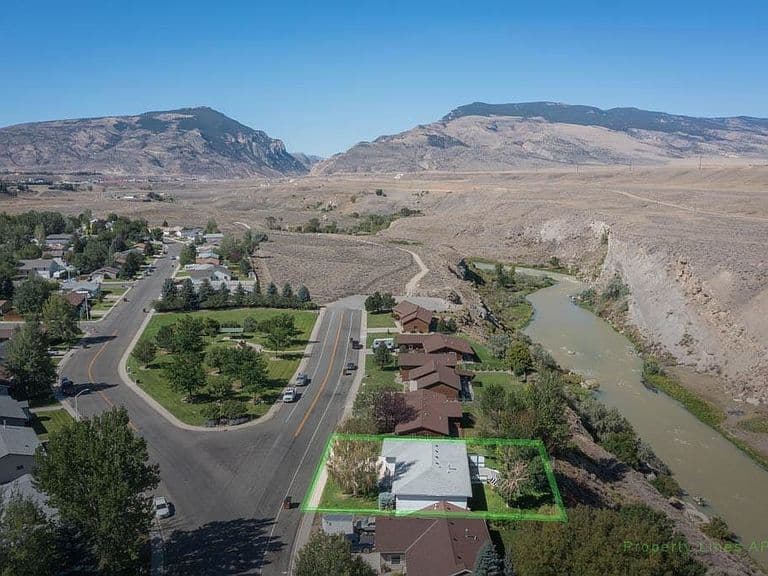 925 River View Dr photo 2