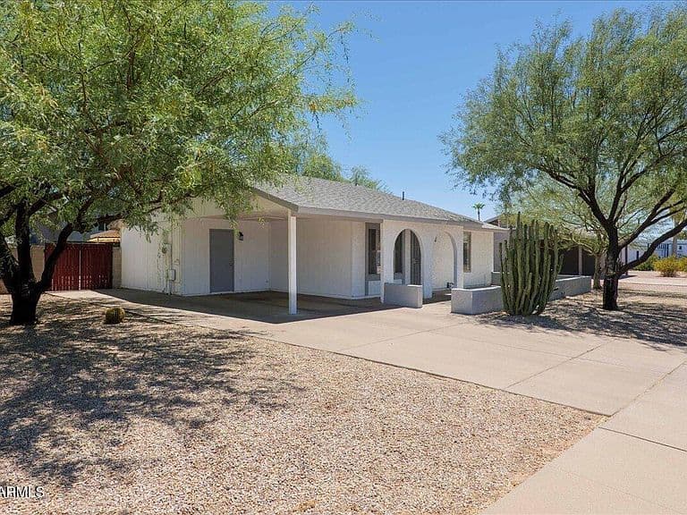 1609 W ESTRELLA Drive photo 3