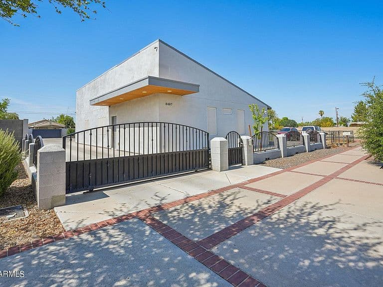 8487 W Washington Street photo 2