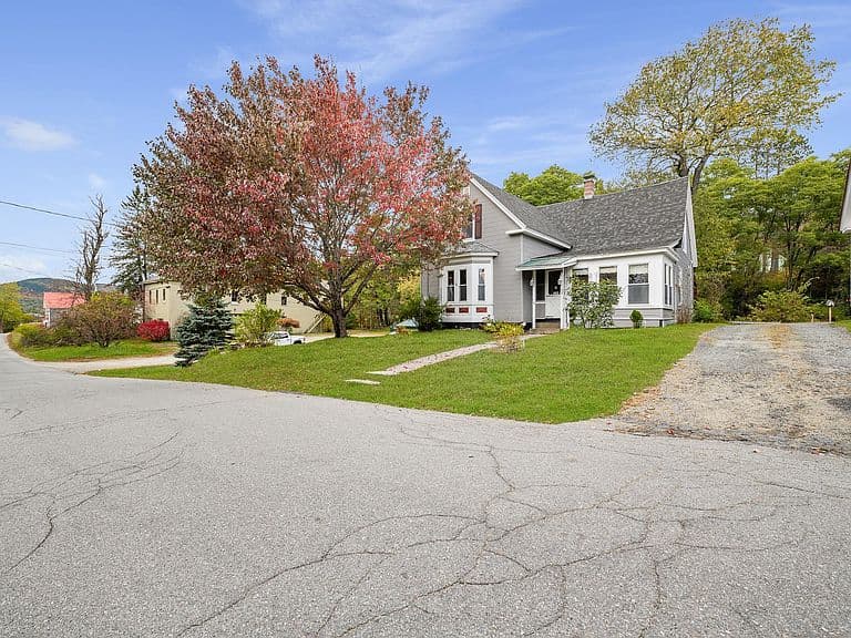 33 Maple Street photo 2