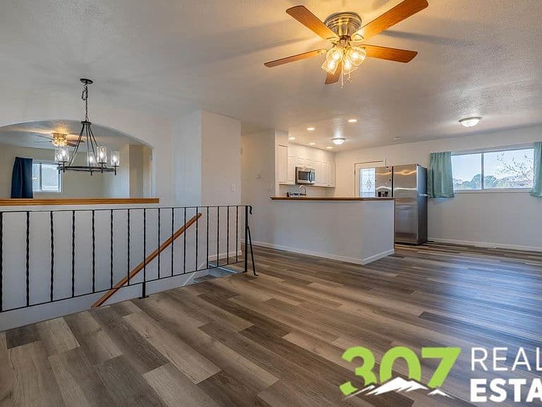 1607 Park Ln photo 2