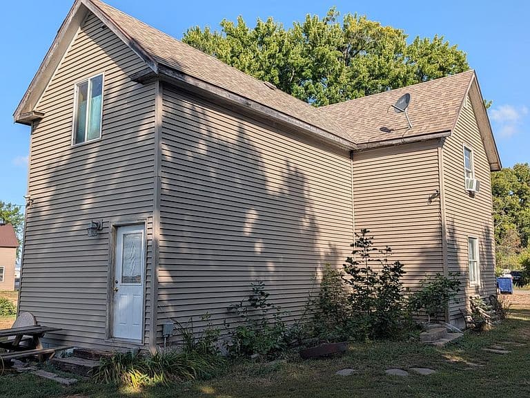780 Elm St photo 4