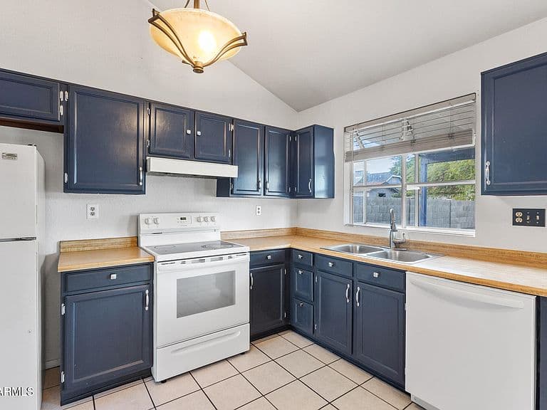 5546 W Shangri La Road photo 5