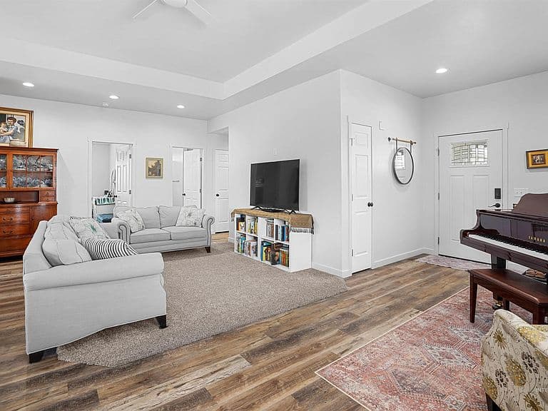 595 N Pioneer Way photo 3