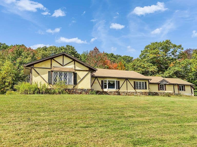 125 Parker Road photo 1