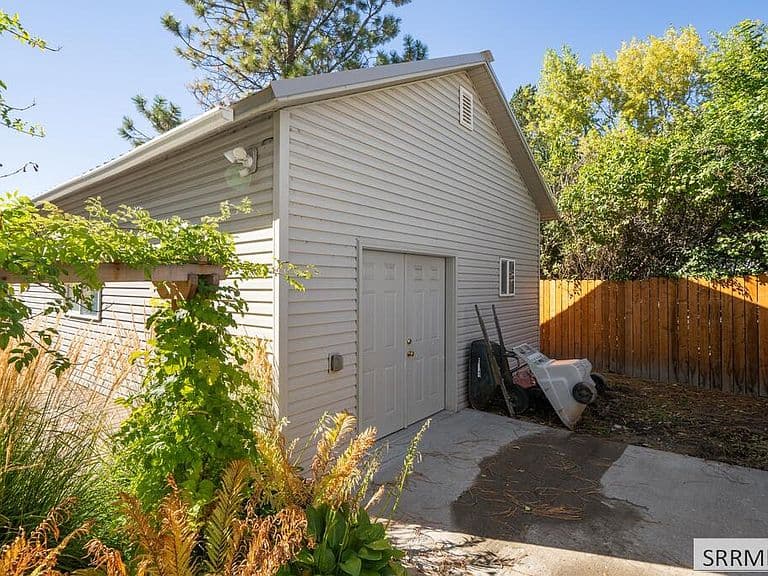 733 Hansen Ave photo 3