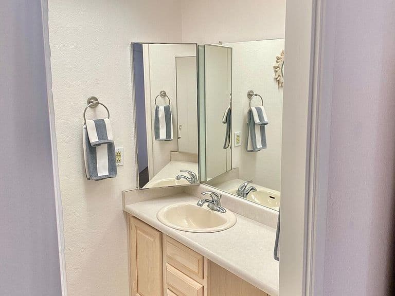 320 E LANCASTER Court photo 5