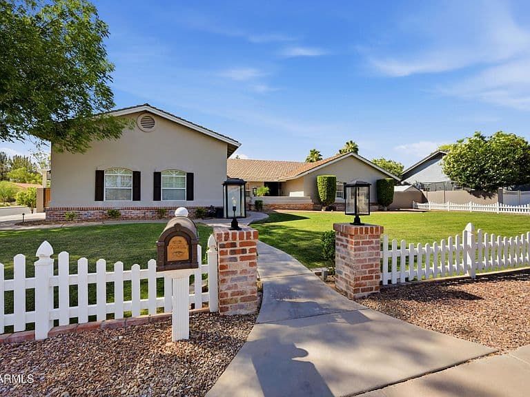 3132 E FAIRFIELD Street photo 1