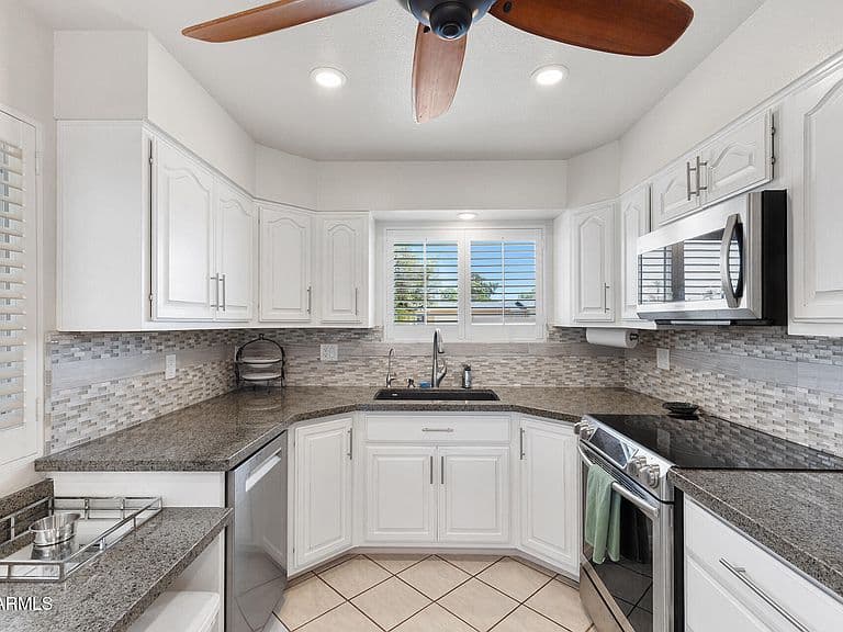 11034 N COGGINS Drive photo 3