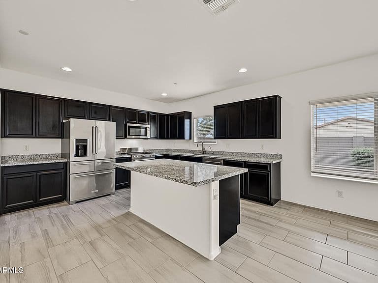 21171 W HOLLY Street photo 2