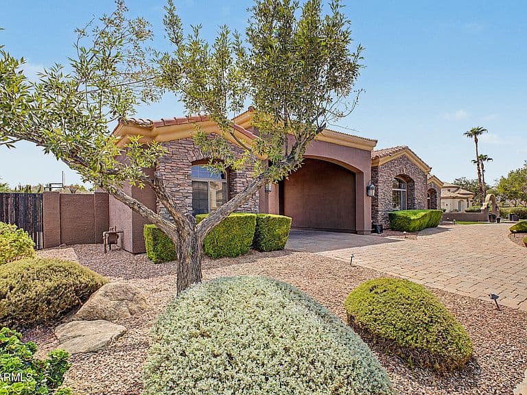 2675 E BARTLETT Place photo 3