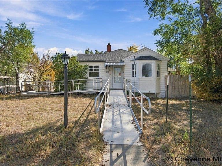 2221 E Pershing Blvd photo 1