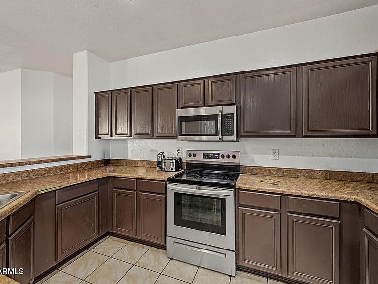 1021 S 5TH Avenue photo 5