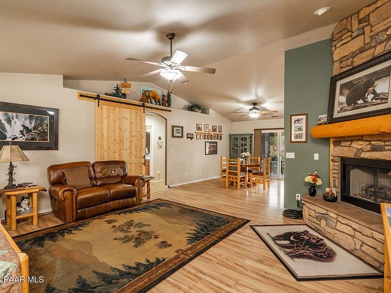 1428 Magnolia Ln photo 3