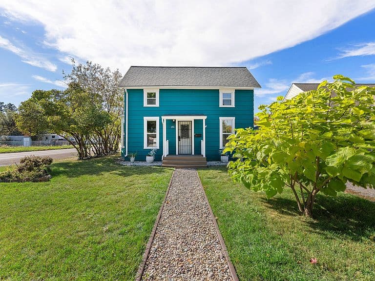 146 8th Ave W photo 3