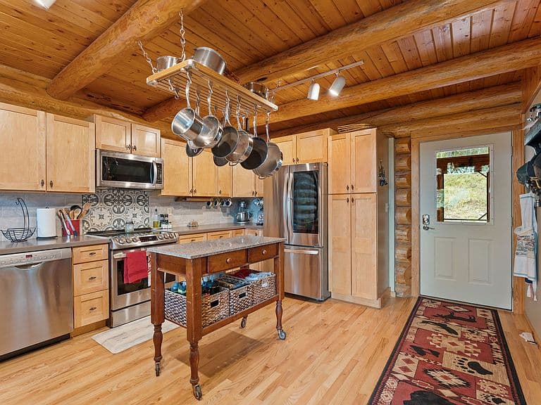 1087 Lakeview Ln photo 4