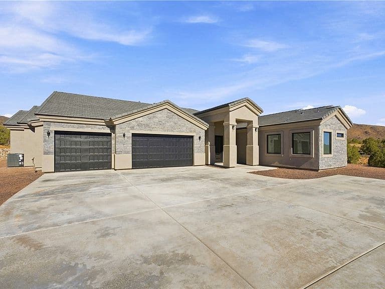 785 W Island Drive photo 3