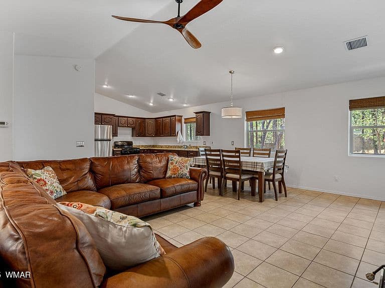 921 E Lauren Ct photo 2
