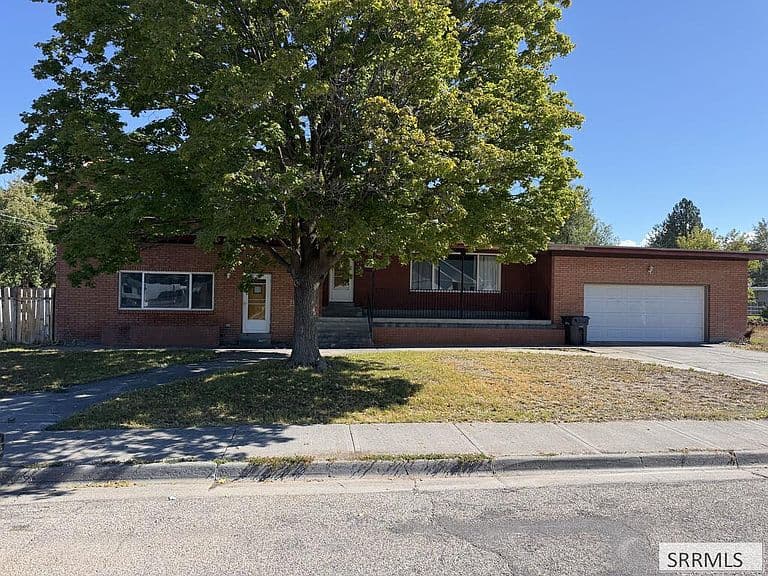 1235 Terry Dr photo 4