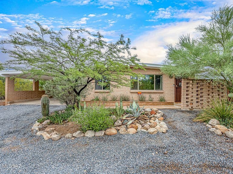 2402 W Wagon Wheel Dr photo 4