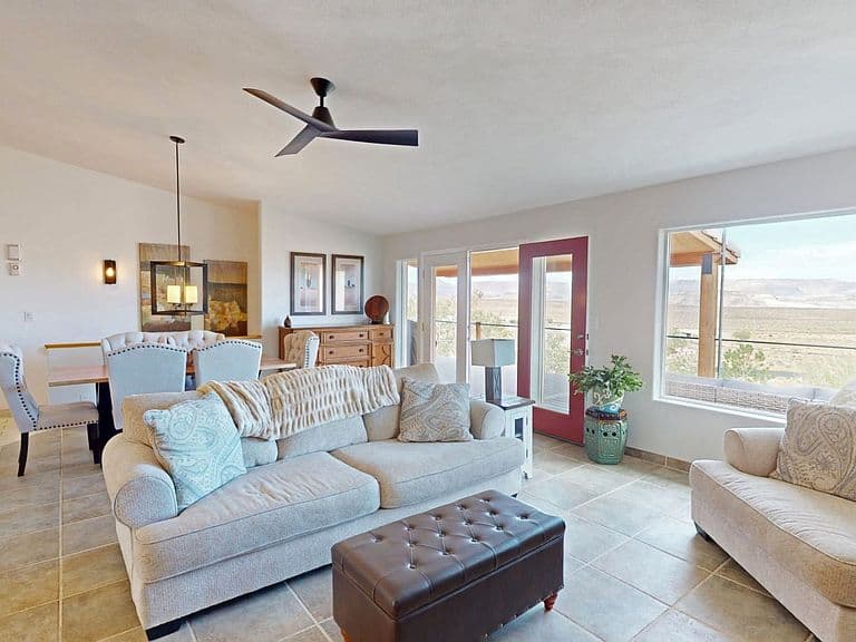 541 N Rainbow Dr photo 3