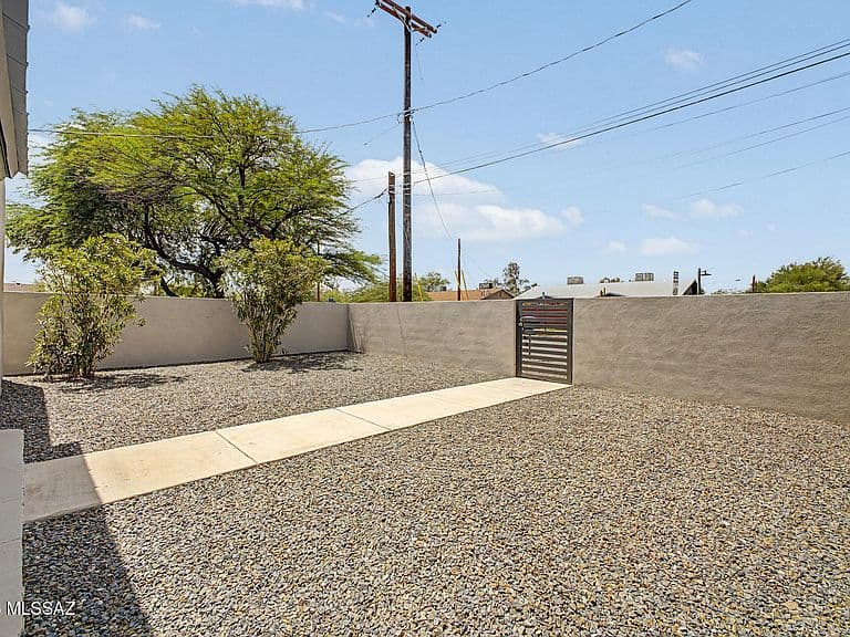 2324 N Treat Ave photo 4