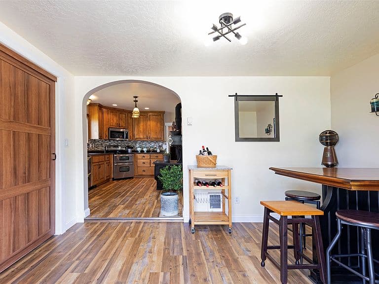 230 Cap Ln photo 3