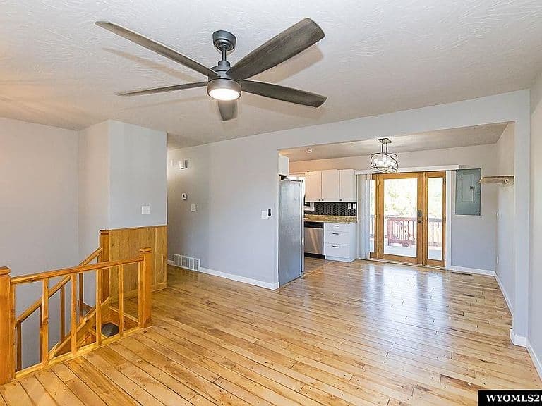1037 Maple Way photo 4