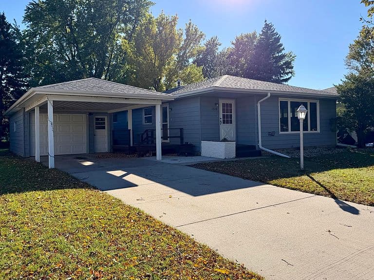 1319 Palmer Pl photo 1