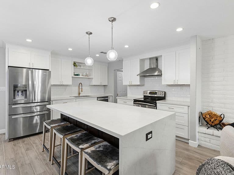 2302 E CHICAGO Street photo 1