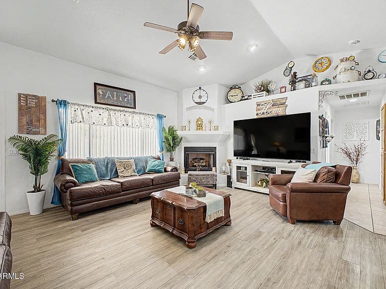 560 TOPEKA Drive photo 3