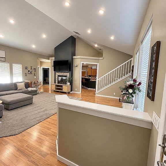 2820 Burton Ave photo 4