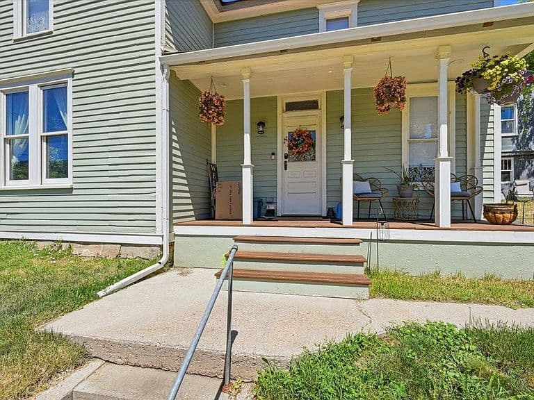 324 White St photo 2
