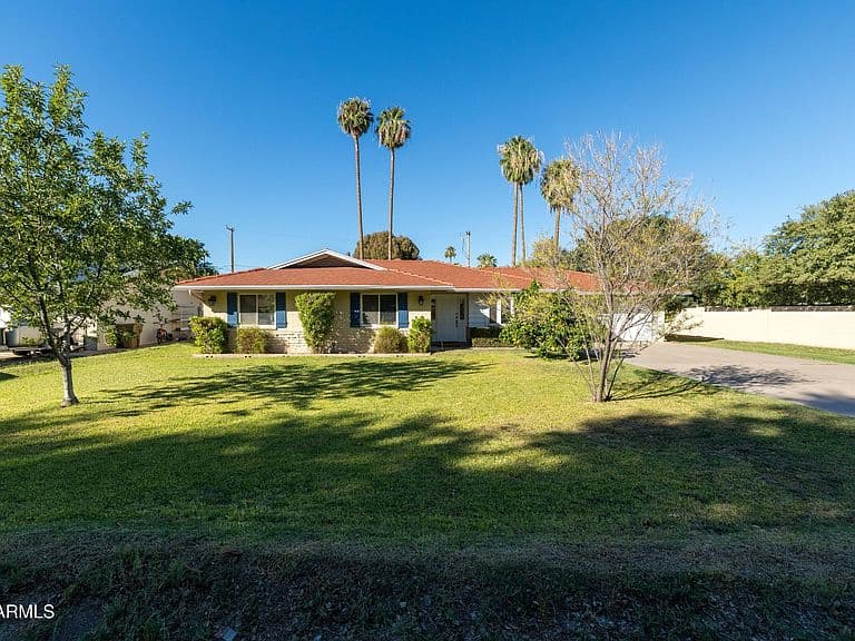 702 W RANCHO Drive photo 1