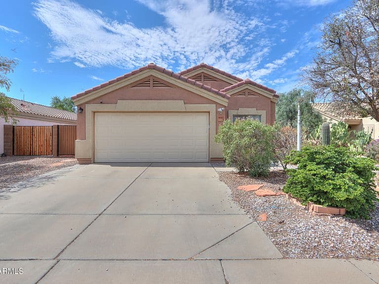 1641 E CARDINAL Drive photo 3